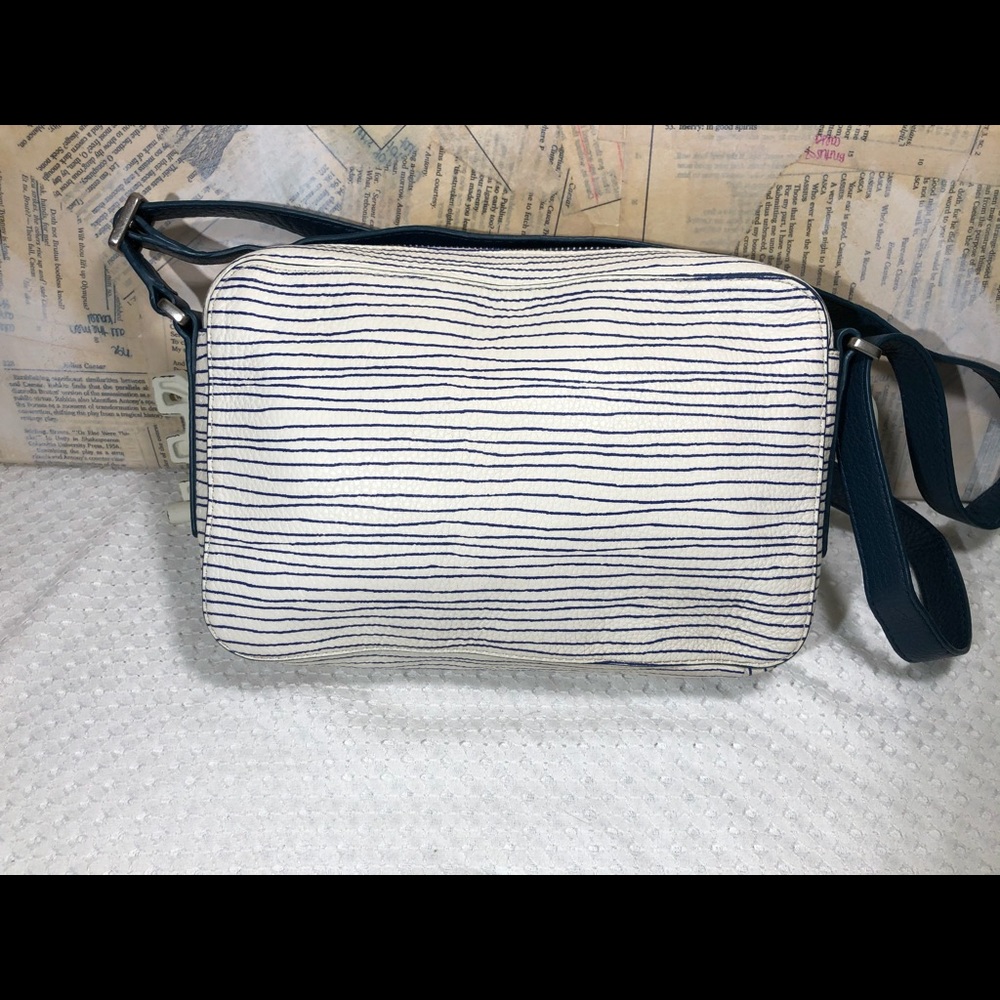 🎉 Fossil Riley Camera Crossbody - Picture 4 of 16
